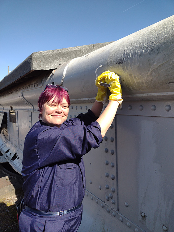 April24_Nicki scoured the discoloured south side of BOB clean ready for painting 