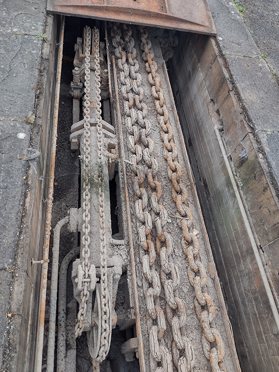 Main jigger and retractor